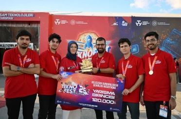 MCBÜ’lü öğrenciler ödülünü Cumhurbaşkanı Erdoğan’dan aldı 