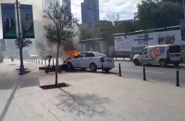 Mecidiyeköy’de benzin deposu sızan otomobilin el frenini çekmeyi unuttu, tabeleya çarpan araç alev alev yandı 