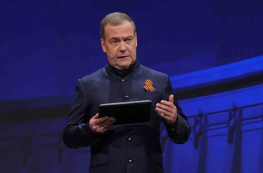 Medvedev’den Trump’a: "Geveze barış elçisi, artık Rusya ile tam bir savaş halinde" 