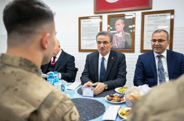 Mehmetçikle iftar yaptılar 