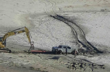 Meke Gölü’nde bataklığa saplanan aracı kurtarma operasyonu 