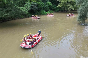 Melen Çayı’nda gençlerin rafting mesaisi 