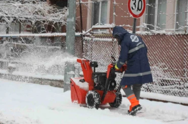 Melikgazi ekipleri 58 mahallede kar küreme çalışması yaptı 