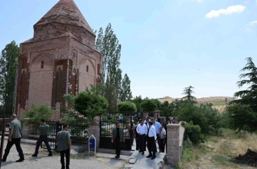 Melikgazi Türbesi Restorasyon ve Peyzaj Projesi için yerinde inceleme 