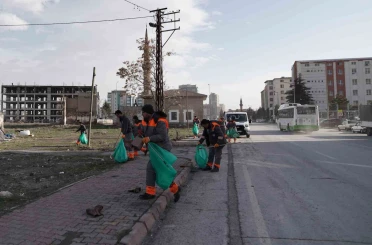 Melikgazi’de şiddetli rüzgarın etkileri temizlendi 