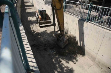 Melikgazi’de taşkın su kanalları temizleniyor 