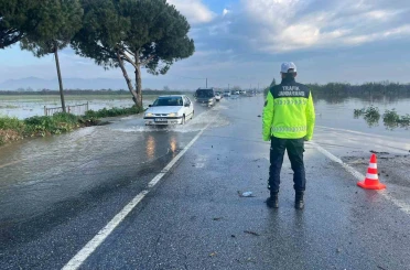 Menderes Nehri taştı, İncirliova-Koçarlı yolu sular altında kaldı 