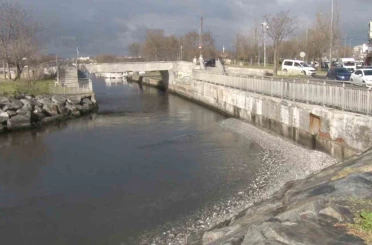 Menekşe sahilinde sular çekildi, tekneler geçişlerde zorluk yaşadı 
