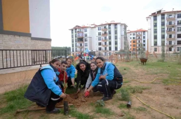 Menteşe Akçaova TOKİ Site yönetiminden ‘Yeşil Vatan’a fidanlı destek 