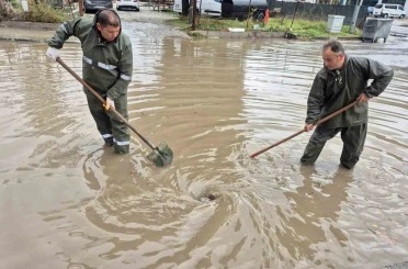 Menteşe Belediye ekipleri su baskınlarına müdahale ediyor 