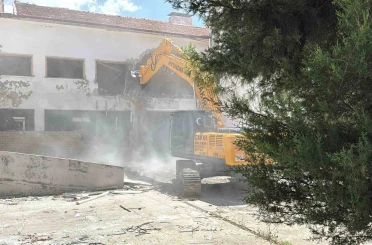 Menteşe’de 72 yıldır hizmet veren bina yıkılıyor 