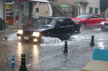 Menteşe’de şiddetli yağmur ve dolu etkili oluyor 