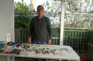 Merakla başlayıp 35 sene yaptığı mesleği teknolojiye yenik düşen saatçi, 12 yıldır evinde mesleğini yaşatıyor 