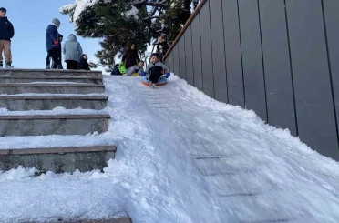 Merdiven değil kayak pisti: Bolulu miniklerin kayak eğlencesi 