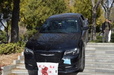 Merdivenlerden araçla inmeye çalıştı! Vatandaş şaştı kaldı