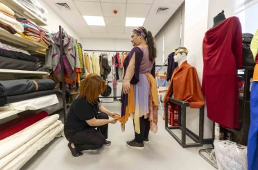 Mersin Büyükşehir Belediyesi Şehir Tiyatrosunda kostümler usta ellerde hazırlanıyor 