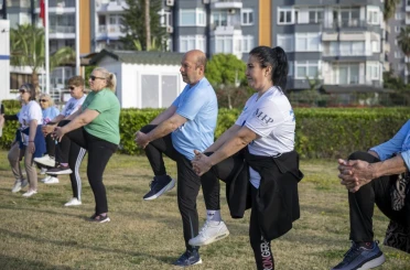 Mersin sahilinde sabah sporu buluşmaları yoğun ilgi görüyor 