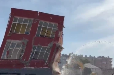 Mersin’de 2 katlı bina titreşimle yıkıldı 