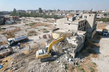 Mersin’de 2 katlı metruk bina kontrollü şekilde yıkıldı 