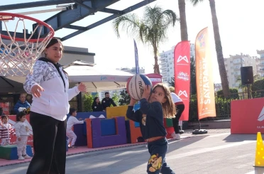 Mersin’de çocuklar AVM’de sporla buluştu 