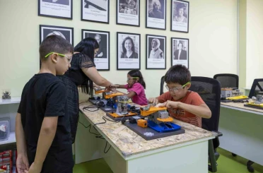 Mersin’de çocuklar, tasarım atölyesinde üretmeyi öğreniyor 