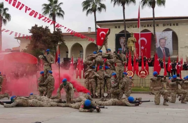 Mersin’de coşkulu kurtuluş yıl dönümü: JÖAK helikopter ile ‘üzüm salkımı’ gösterisi yaptı 