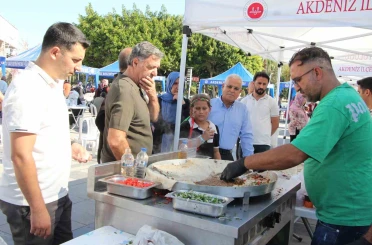 Mersin’de dönerden tantuniye hayır çarşısı yoğun ilgi gördü 