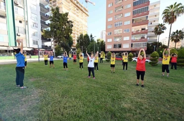 Mersin’de emekliler sabah sporunda buluşuyor 