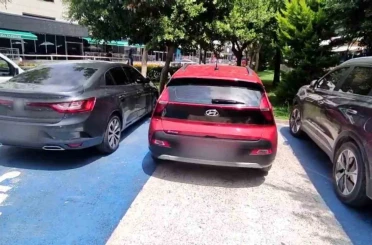 Mersin’de engelli rampası ve kaldırımı işgal eden 184 araca ceza 