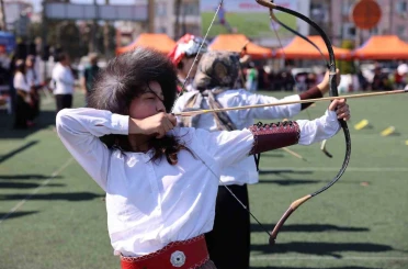 Mersin’de geleneksel okçuluk şöleni: 13 ilçeden 150 sporcu katıldı 