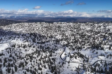 Mersin’de karla kaplanan ormanlık alandan kartpotallık görüntüler 