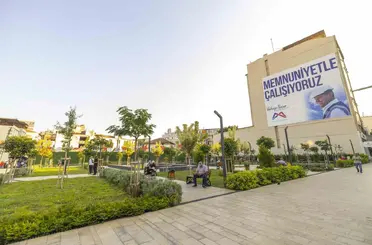 Mersin’de Kırmızı Lacivert Kent Meydanı çarşıya nefes aldırdı
