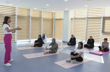 Mersin’de meme kanseri farkındalık etkinliğinde kadınlar yoga yaptı 