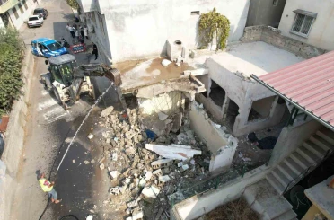 Mersin’de metruk bina kontrollü şekilde yıkıldı