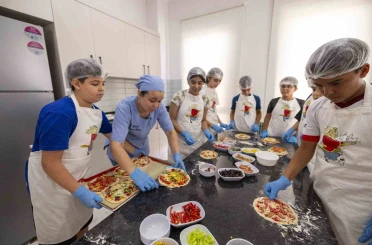 Mersin’de minik şefler yemek yapmayı öğreniyor 