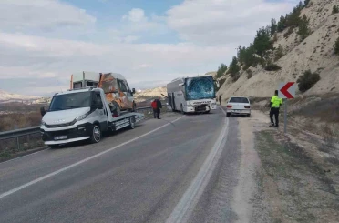 Mersin’de otobüsle minibüs çarpıştı, kaza ucuz atlatıldı: 2 yaralı 