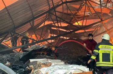 Mersin’de plastik ham madde deposunda yangın: Çok sayıda itfaiye ekibi müdahale ediyor 