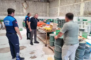 Mersin’de sağlıksız şartlarda üretilen tonlarca turşuya el konuldu
