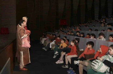 Mersin’de Şehir Tiyatrosu gençleri ‘Bilge Hekim Lokman’ ile buluşturdu 