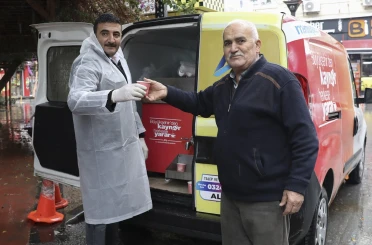 Mersin’de vatandaşlara soğuk havada kaynar ikramı 