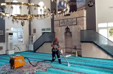 Mersin’deki camilerde temizlik çalışmaları sürüyor 