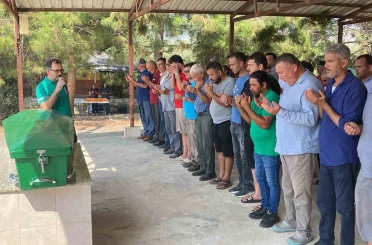 Mersin’deki kasklı dehşette hayatını kaybeden yaşlı adam toprağa verildi 