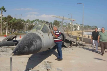 Mersin’in simgesi efsane savaş uçağı sahilden kaldırılıyor 