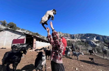Mersinli Yörük kızı, baba mesleğiyle kültürünü yaşatıyor 