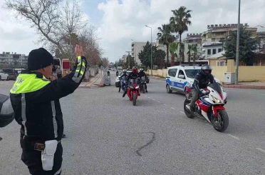 Mesleğinde 32 yılı geride bırakarak emekli olan trafik polisinin son görevinde motosikletlilerden sürpriz 