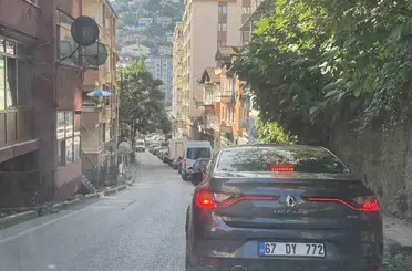 Metrelerce araç kuyruğu oluştu, sürücüler zor anlar yaşadı
