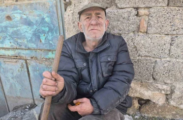 Metruk evde yalnız yaşayan yaşlı adam yaşam mücadelesi veriyor 