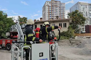 Metruk evin çatısında çıkan yangını itfaiye söndürdü
