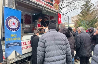 Mevlit çıkışı vatandaşlara lokma ikramı 