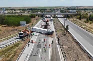 Meyve yüklü tır devrildi, Avrupa Otoyolu saatlerce ulaşıma kapandı 